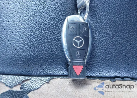 2011 Mercedes-Benz C 300 Sport 4Matic z USA, uszkodzony, nr VIN WDDGF8BB5BR144691